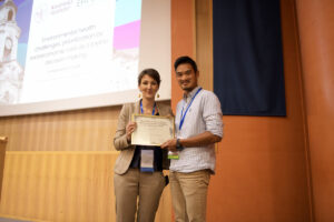 Remise du Prix Karolinska Instituet à Raphaël Kermaïdic par Dr. Pamela Mazzocato, co-director Karlinska Institutet Medical Management Center lors de la Conference EHMA à l’EHESP le 6 juin 2025 – Photo : Ecailles production, 2025